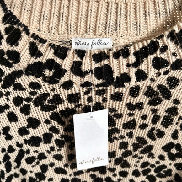 🆕 Others Follow Leopard Sweater | S - Picture 4 of 8